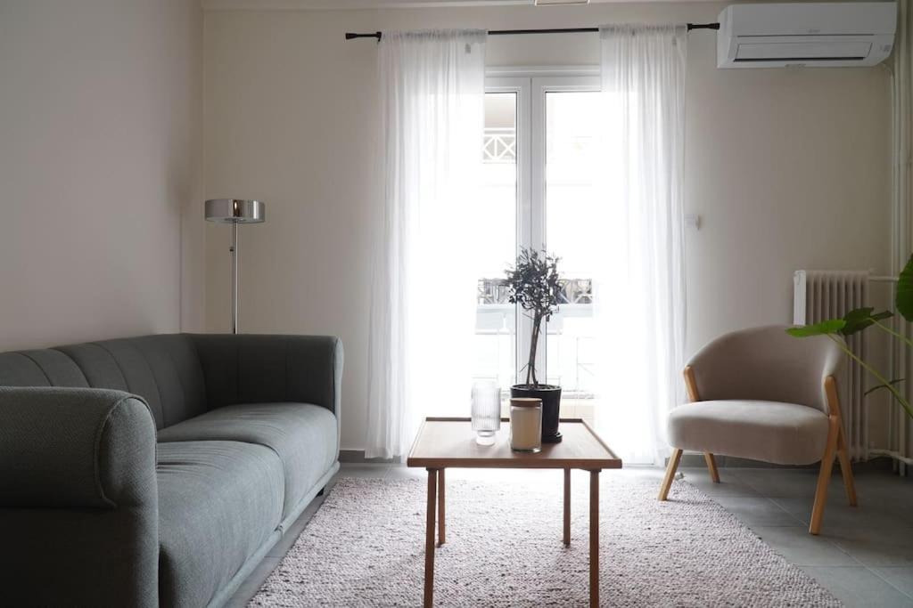Charming Apartment In Keramikos Atenas Exterior foto