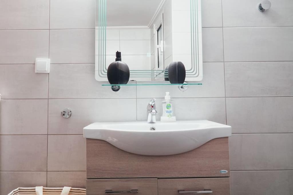 Charming Apartment In Keramikos Atenas Exterior foto