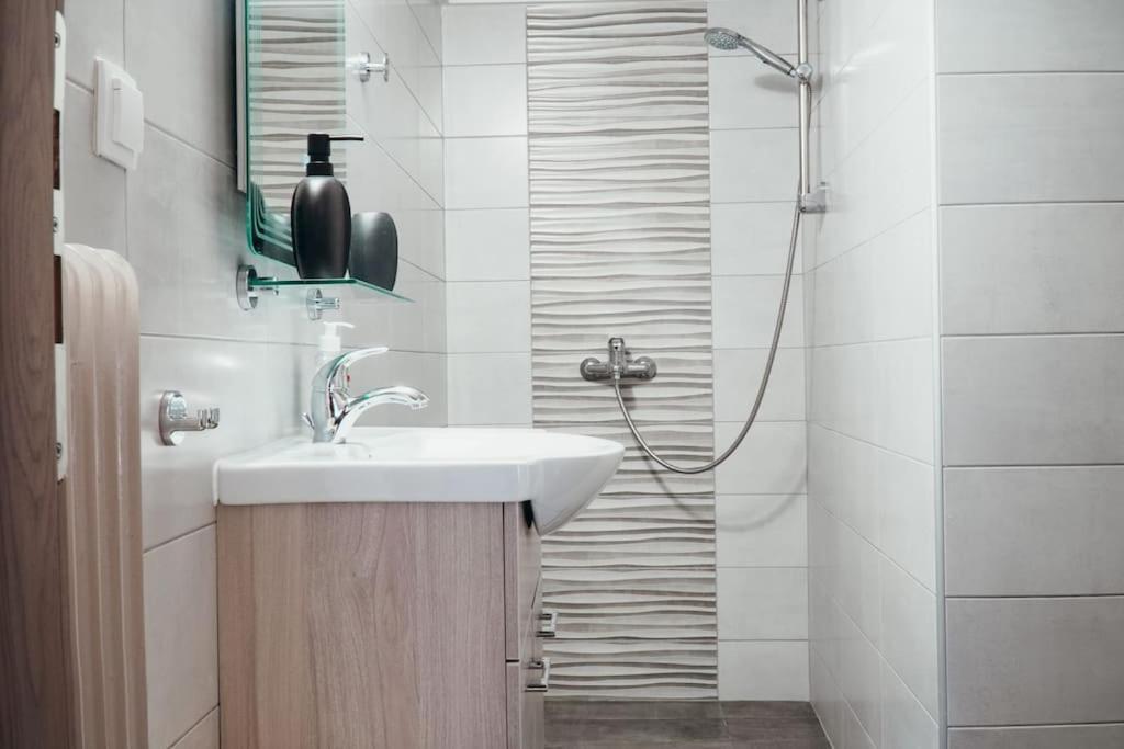 Charming Apartment In Keramikos Atenas Exterior foto